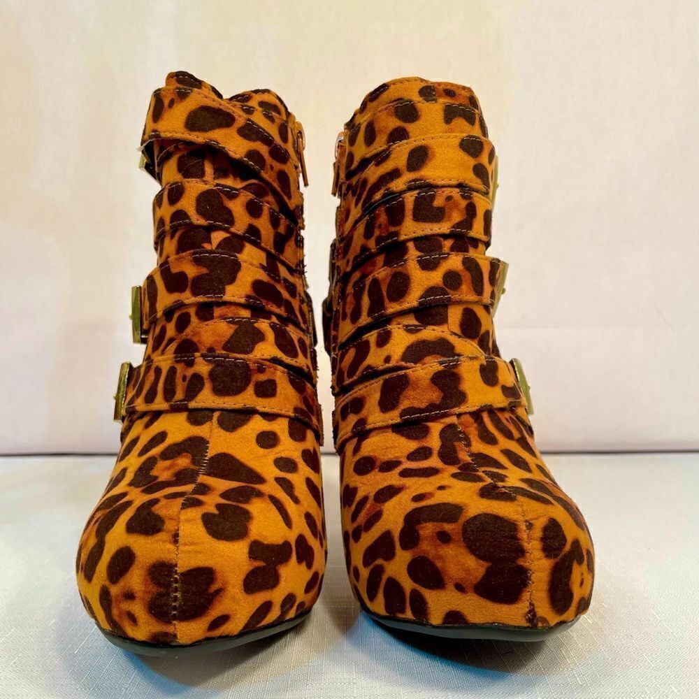 CHEETAH ANKLE BOOTIE w INSIDE ZIPPER 4.5” HEELS SIZE 8 NEW by CHARLOTTE RUSSE - Picture 3 of 9